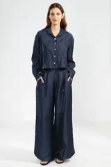 Pantalón palazzo azul marino de lino italiano con hilo metalizado, talle medio, cintura elástica en la parte posterior y bolsillos delanteros.