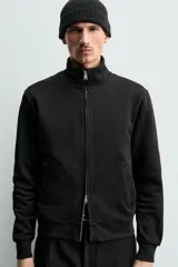Sudadera de algodón color negro, de corte regular fit, con cuello alto, cierre frontal de cremallera bidireccional y bolsillos frontales de vivo.