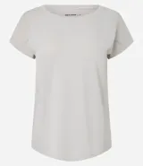 Remera deportiva de microfibra texturizada, color blanco, con cuello redondo, mangas cortas y recortes laterales.
