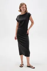 Vestido midi negro sin mangas, con cuello redondo y diseño ajustado de corte recto.