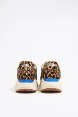 Zapatillas deportivas con estampado animal print, confeccionadas con piezas de piel con pelo. Lengüeta con etiqueta logotipada y parte trasera de piel con adorno metálico logotipado. Nuevo piso con estabilizador personalizado, entresuela de eva y suela bicolor con acabado dentado y logo.