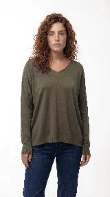 Sweater de punto con cuello en V, manga larga y silueta relajada. Presenta un diseño liso con puños y ruedo acanalados.