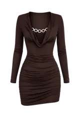Vestido corto de manga larga en color marrón, con diseño drapeado en la falda y escote tipo cowl con detalle de cadena metálica plateada.