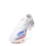 Championes de fútbol Puma Future 8 Play FG, color blanco con detalles gráficos en naranja y azul. Presentan suela con tapones para terreno firme (FG) y logo de la marca en el lateral.