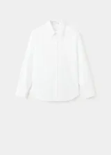 Camisa de corte clásico en popelín, con cuello camisero, cierre frontal de botones y manga larga.