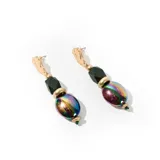 Par de caravanas colgantes con base dorada y mostacillas verdes, negras y tornasoladas.