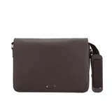 Morral marrón de simil cuero con tapa y broches imán, correa de algodón ajustable, bolsillo trasero y bolsillos internos.