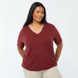 Remera color ladrillo con cuello en V y mangas cortas.