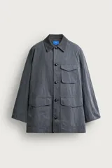 Sobrecamisa relaxed fit de corte amplio, confeccionada en tejido técnico con mezcla de algodón con efecto lavado en color gris oscuro. Cuenta con cuello solapa en pana a tono, cierre frontal con botonadura, manga larga y bolsillos frontales de plastrón con solapa. Pertenece a la colección especial Aaron Levine x Zara.