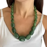 Collar de cuentas tubulares de resina brillante con efecto degradé en tonos azules y vetas marrones. Presenta un diseño voluminoso y cierre de rosca.