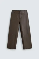 Pantalón de corte balloon fit confeccionado en piel, con bolsillos delanteros y traseros de vivo, cierre frontal con cremallera y botón.
