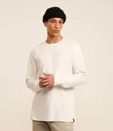 Remera de manga larga color blanco, de corte recto y cuello redondo.