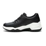 Sneaker de estilo chunky con capellada de cuero negro, cordones al tono y suela de plataforma blanca con base de goma negra. Presenta costuras decorativas en los laterales y diseño ergonómico.