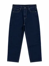Jean de denim azul oscuro con diseño de corte recto y clásico, costuras en contraste y cierre frontal con botón y cremallera.