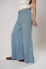 Pantalón celeste de corte palazzo, con cintura elastizada y tiro alto.