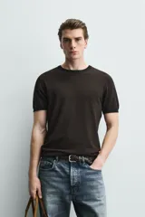 Camiseta de punto de corte regular, confeccionada en una mezcla de viscosa. Presenta cuello redondo y mangas cortas con acabados en rib.