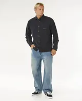 Camisa de franela Rip Curl modelo Inner Visions Fannel Shirt, de color negro con lavado enzimático, manga larga, cierre frontal de botones y un bolsillo en el pecho con logotipo bordado.