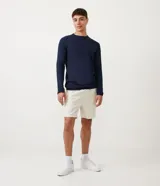 Buzo negro de algodón con cuello redondo y mangas largas.