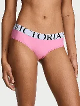 Bombacha hiphugger de microfibra rosa, con pretina elástica blanca con logo estampado de la marca.