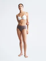 Boyshort color marrón con cintura elástica con logo Calvin Klein en relieve.