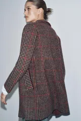 Abrigo de corte recto confeccionado en 100% lana, con estampado de pata de gallo en tonos tierra, negro y detalles en rojo. Presenta cuello solapa, cierre frontal con botones y bolsillos delanteros de vivo.
