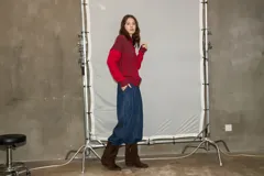 Campera de punto con cierre frontal, diseño bicolor en tonos bordó y rojo, con mangas largas y textura combinada de tejido liso y acanalado.