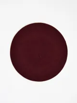 Boina clásica de paño de lana color negro, con forro interior en color bordó y etiqueta de la marca Tolosa.