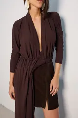 Body blanco de mangas largas con escote en V profundo y drapeado en la cintura.