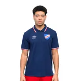 Remera tipo chomba de Umbro del Club Nacional de Football, color azul marino. Presenta cuello polo con detalles en rojo y blanco, cierre frontal parcial, mangas cortas con terminaciones en rojo y blanco, logo de la marca bordado y escudo del club en el pecho.