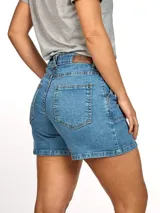 Short de jean de tiro alto color celeste con bolsillos delanteros y traseros.