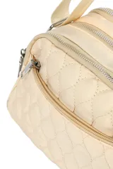 Bandolera color beige con diseño acolchado. Tiene correa larga regulable y cierre superior.