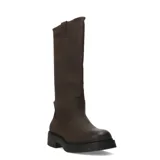 Bota de caña alta color marrón oscuro, con suela track de goma negra y punta redondeada.