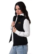 Chaleco matelaseado negro Caterpillar para mujer, con cuello alto, cierre frontal y logo de la marca bordado en el pecho.