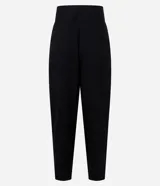 Pantalón zanahoria de sastrería color negro, con cintura alta, pliegues y botones decorativos en los laterales.