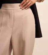 Pantalón wide leg de sastrería color negro, con cintura elástica en la parte trasera y bolsillos laterales.