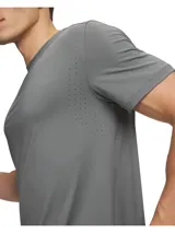 Remera deportiva Under Armour Velociti Pro de manga corta, color gris, con cuello redondo y detalles perforados en los hombros.