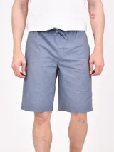 Bermuda de gabardina color beige, con cintura elástica ajustable con cordón, bolsillos laterales y traseros.