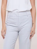 Pantalón de vestir gris claro de corte recto, confeccionado en mezcla de poliéster, rayón y elastano, con pretina, trabillas para cinto y bolsillos.