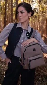 Mochila color topo de neopreno con cierres negros, asa de mano y correas regulables.