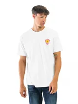 Remera blanca de manga corta y cuello redondo, con un pequeño estampado circular en el pecho que incluye un sol sonriente y el texto "Saturday Rides".