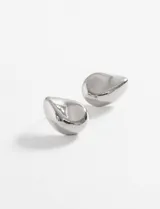 Aros tipo caravana plateados con forma de gota.