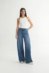 Pantalón de jean azul de corte amplio y holgado, especialmente en la zona de muslos y piernas.