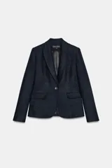 Blazer de cuello solapa y manga larga, con cierre frontal de un botón y bolsillos laterales con solapa. Confeccionado en tejido con mezcla de lino.