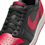 Championes Nike Air Jordan 1 Retro Low, modelo Banned, con diseño en color negro y detalles en rojo, perfil bajo y suela de goma.