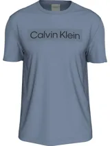 Remera celeste de manga corta con cuello redondo y logo de Calvin Klein estampado en el pecho.