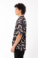 Camisa negra con estampado de grullas y flores, de manga corta y corte relajado, con cuello tipo sastre.