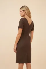 Vestido marrón de lana fina, corte a la rodilla, con mangas cortas y bolsillos laterales.