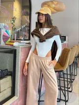 Body de manga larga confeccionado en jersey con lycra, de corte ajustado y diseño de tiro alto.