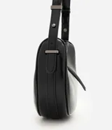 Cartera tipo baguette Satinato color negro, de estructura curva y acabado charolado uniforme. Cuenta con cierre superior y asa ajustable con hebilla metálica.