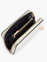Billetera compacta Tommy Hilfiger de color blanco con acabado texturizado y cierre de cremallera perimetral. Cuenta con logo metálico dorado en relieve en la parte frontal.